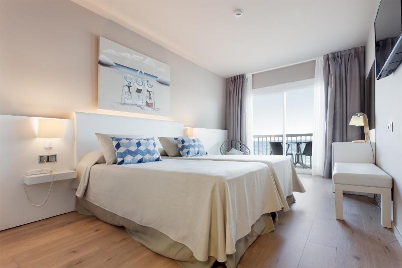 Deluxe Double or Twin Room with Sea View image 1