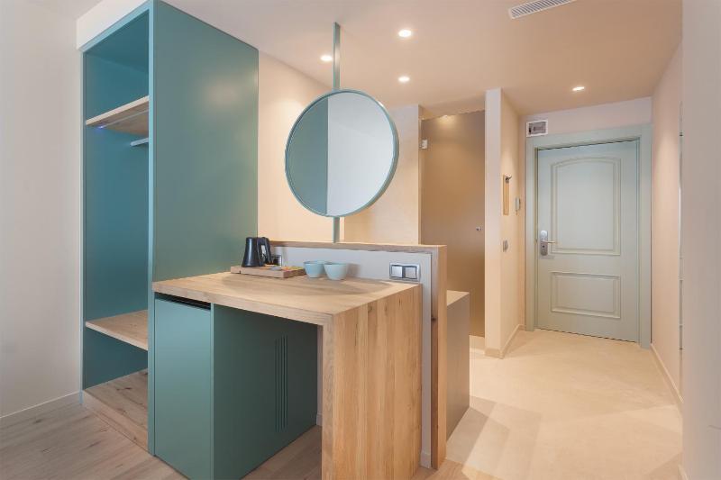Deluxe Double or Twin Room with Sea View image 4