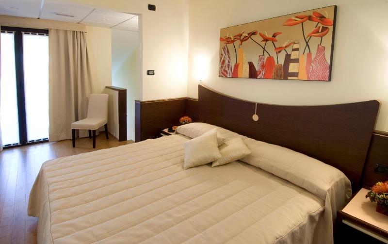 Standard Triple Room image 1