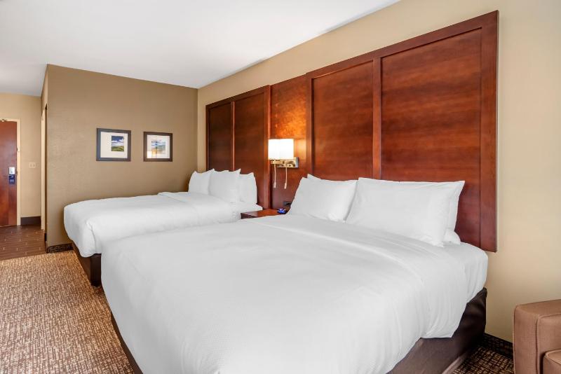 Standard Queen Room with Two Queen Beds - Non-Smoking image 4