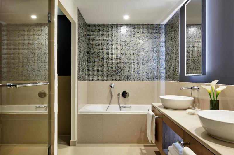 Premium King Room with River View and Club Lounge Access image 4