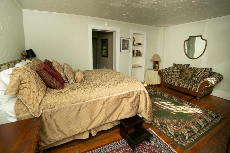 Queen Room image 3