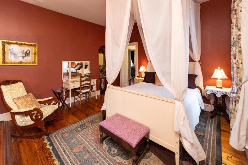 Deluxe Queen Room image 1