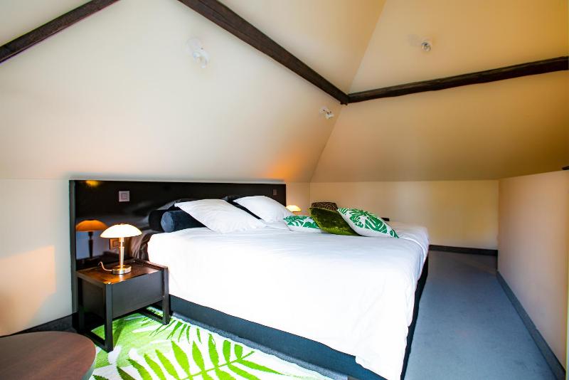 Deluxe Double Room with Balcony image 2