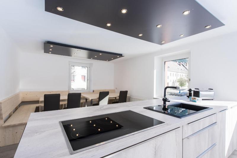 Eight-Bedroom House image 3