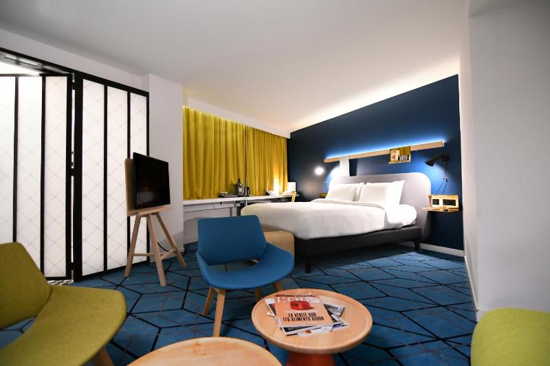 Family Suite with Sofa Bed image 2