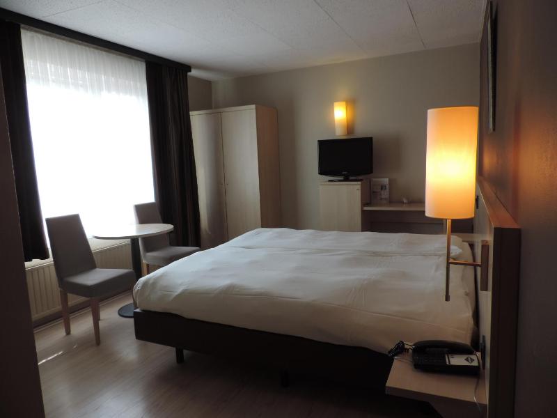Basic Double Room image 3