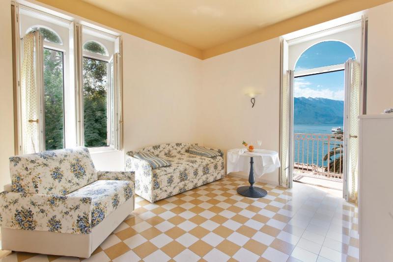 Comfort Suite with Balcony, Lake Front image 1