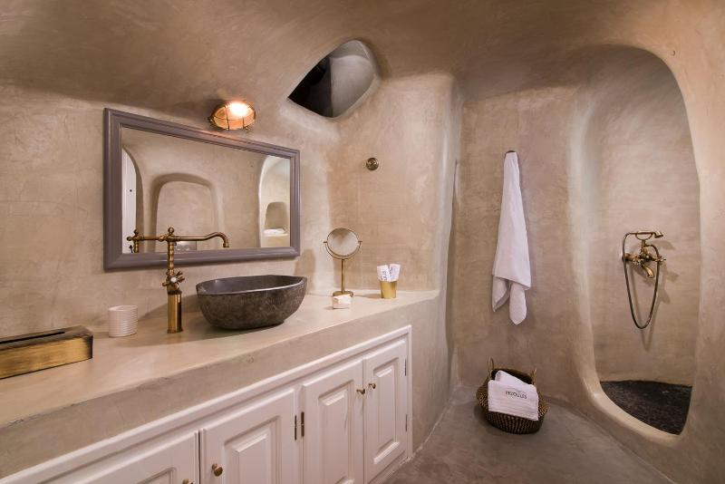 Louisa Cave Suite with Caldera View image 3