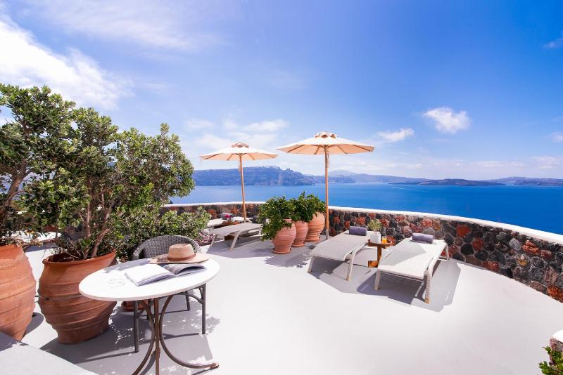Mantzourana Cliff House with Caldera View image 4
