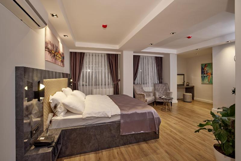 Deluxe Room image 3