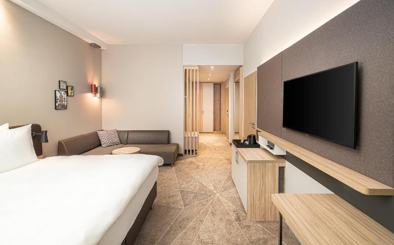 Premium King Room image 4