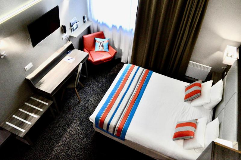Quadruple Room with 1 Double and 2 Single Beds image 2