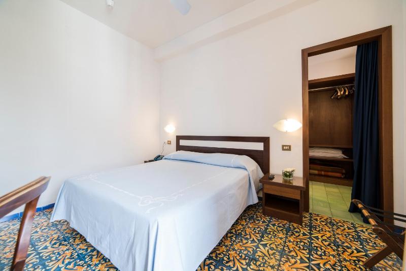 Standard Double Room image 3