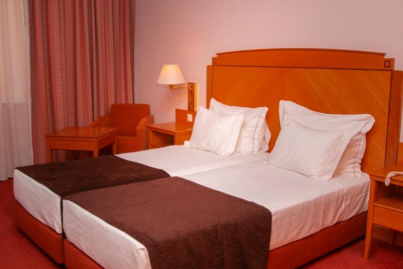 Twin Room with City View image 3