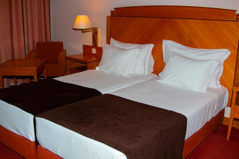 Twin Room with City View image 2