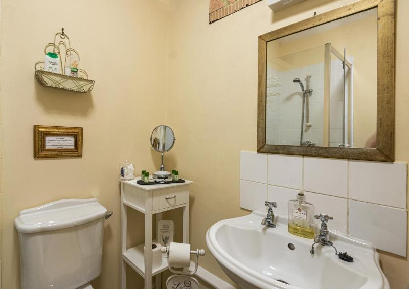 Standard King Room image 3