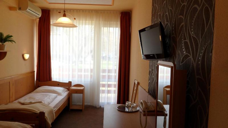 Twin Room with Balcony image 3