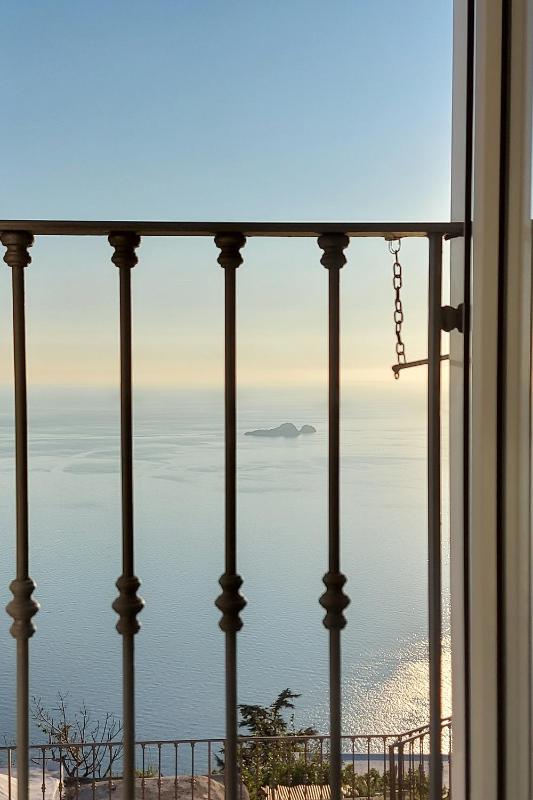 Double Room with Balcony and Sea View image 3