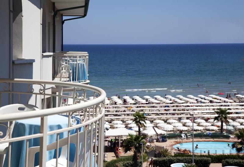 Triple Room with Partial Sea View image 3