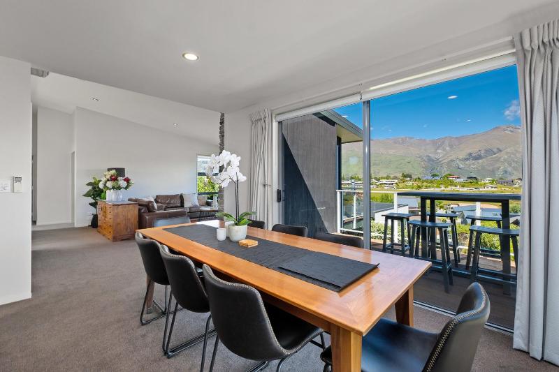 Kings View - Wanaka Holiday Home - image 18