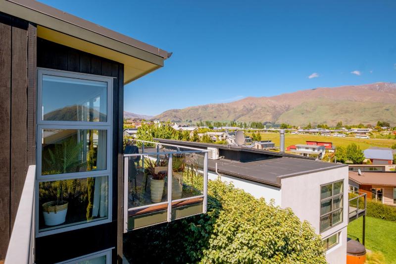 Kings View - Wanaka Holiday Home - image 2