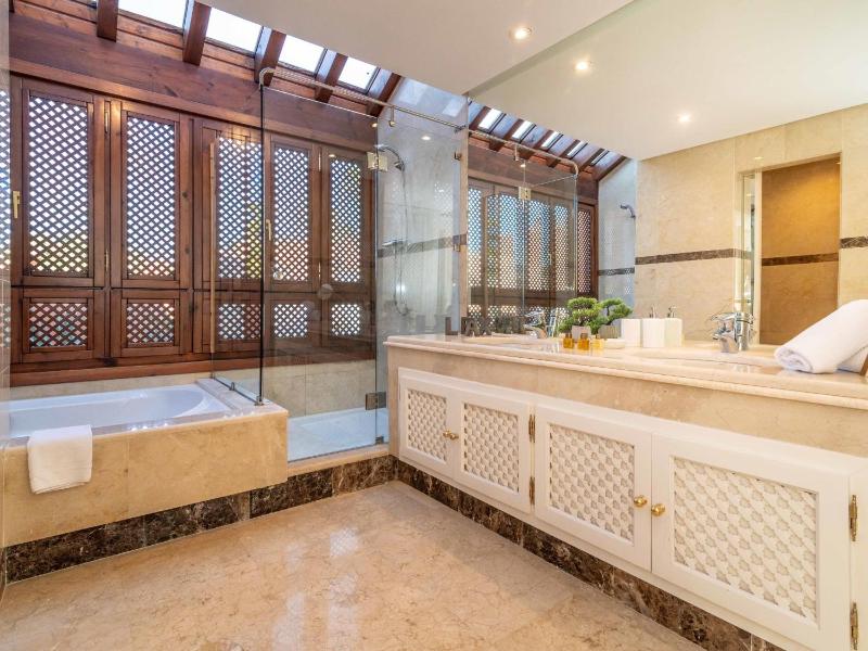VACATION MARBELLA I La Alzambra Peaceful Hideaway with Sea views Close to Puerto Banus Large Communal Pool Luxury Renovated Interiors Sun-Drenched Terrace - image 21