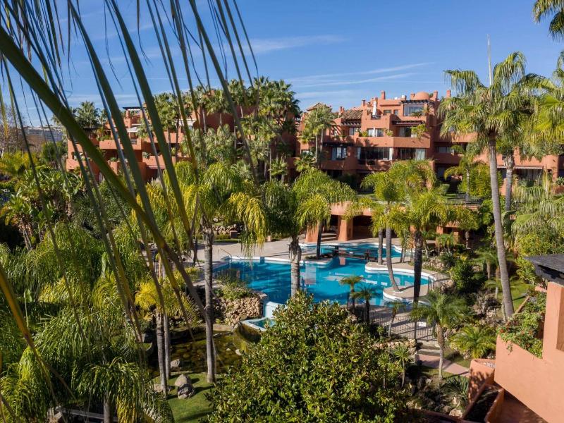 VACATION MARBELLA I La Alzambra Peaceful Hideaway with Sea views Close to Puerto Banus Large Communal Pool Luxury Renovated Interiors Sun-Drenched Terrace - image 30