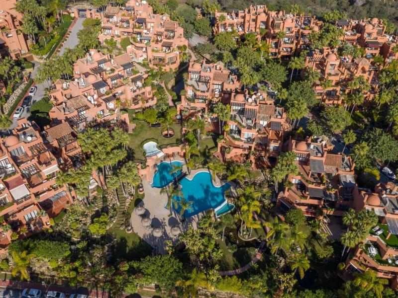 VACATION MARBELLA I La Alzambra Peaceful Hideaway with Sea views Close to Puerto Banus Large Communal Pool Luxury Renovated Interiors Sun-Drenched Terrace - image 18