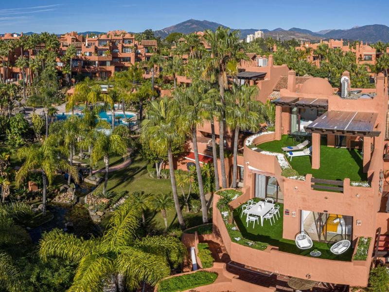 VACATION MARBELLA I La Alzambra Peaceful Hideaway with Sea views Close to Puerto Banus Large Communal Pool Luxury Renovated Interiors Sun-Drenched Terrace - image 25