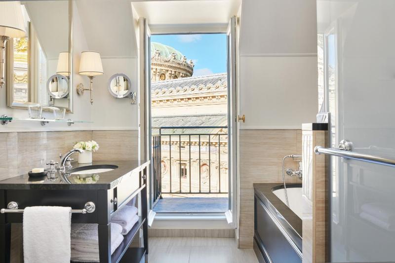 Premium King Room with Balcony and Opera View image 4