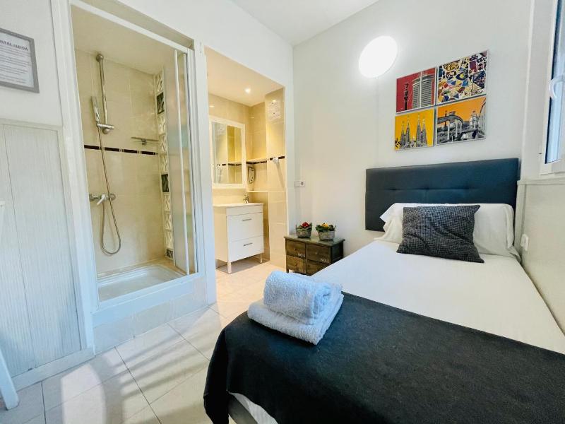 Single Room with Private External Toilet image 4