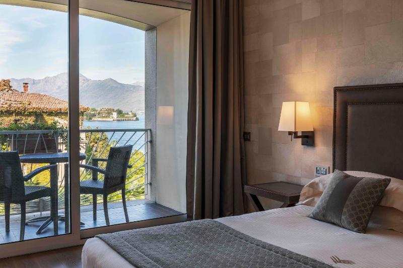 Superior Double or Twin Room with Partial Lake View image 4