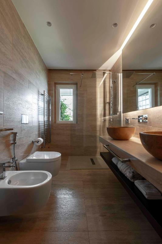 Corner Junior Suite with lake view image 3