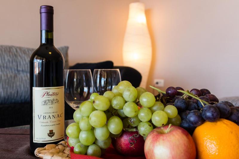 One-Bedroom Apartment image 3