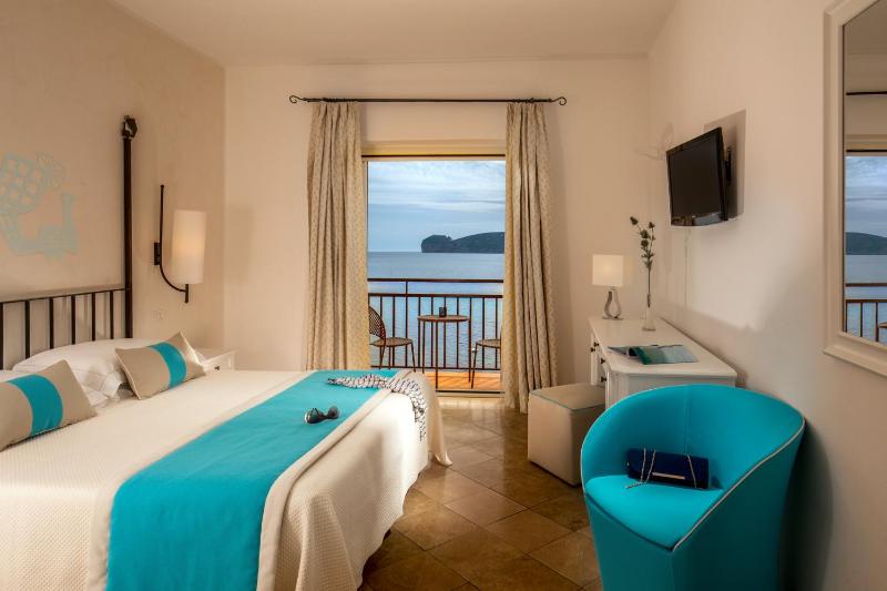 Superior Double Room with Balcony image 3