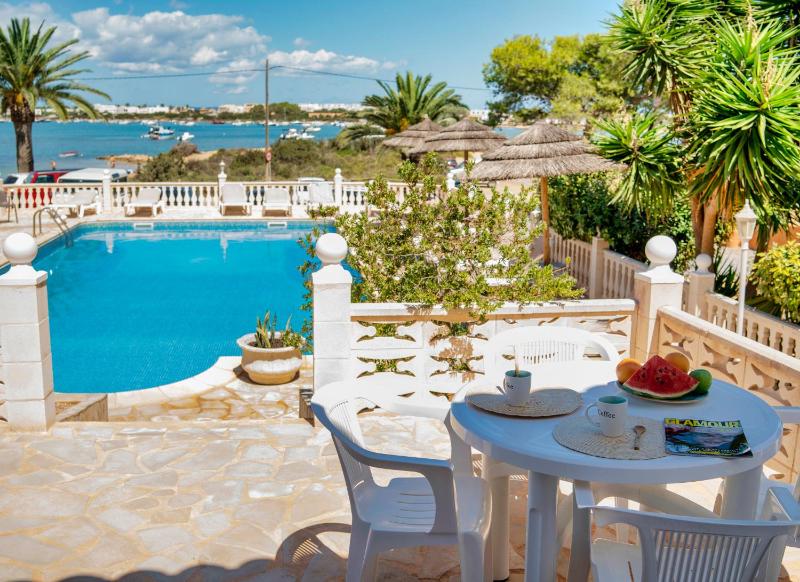One-Bedroom Apartment with Terrace and Lake View image 1