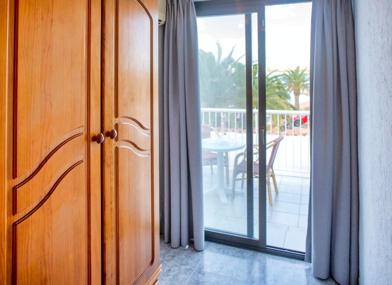 Double Room with Sea View image 4