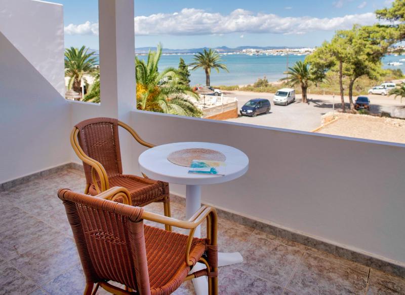 Double Room with Sea View image 2