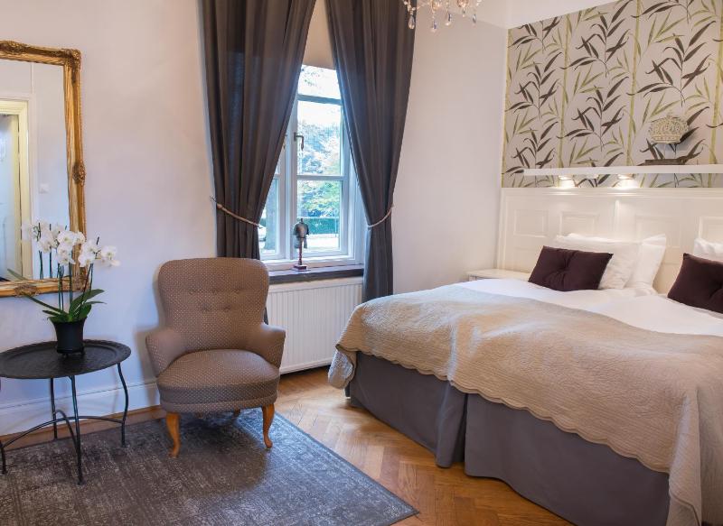 Standard Double Room image 3