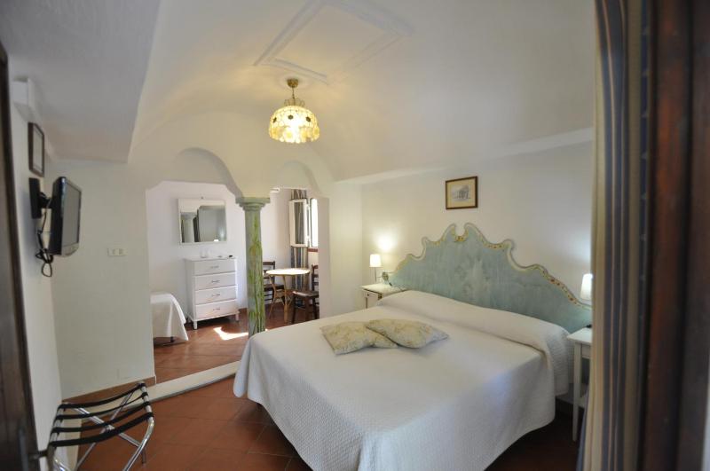 Standard Triple Room  with garden view  image 3