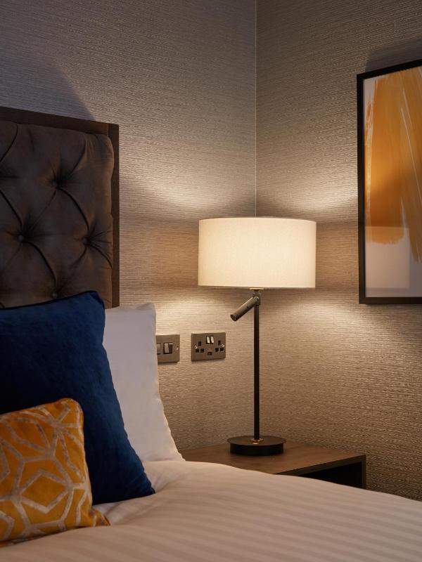 1 Queen Bed Premium with Jetted Bath image 4
