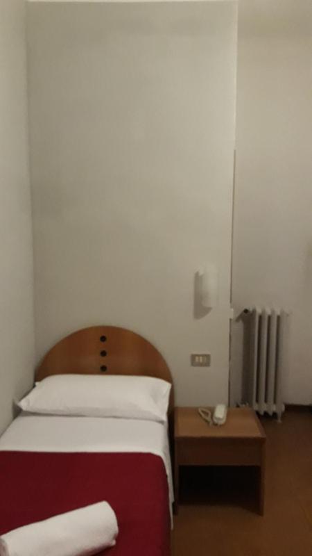 Standard Single Room with Shared Bathroom image 3