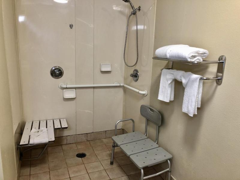 Standard Room, 1 King Bed, Accessible Tub, Non Smoking image 2
