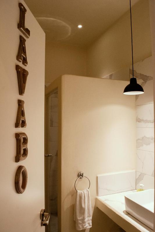 Standard Double or Twin Room with Balcony and Shared Exterior Bathroom image 2