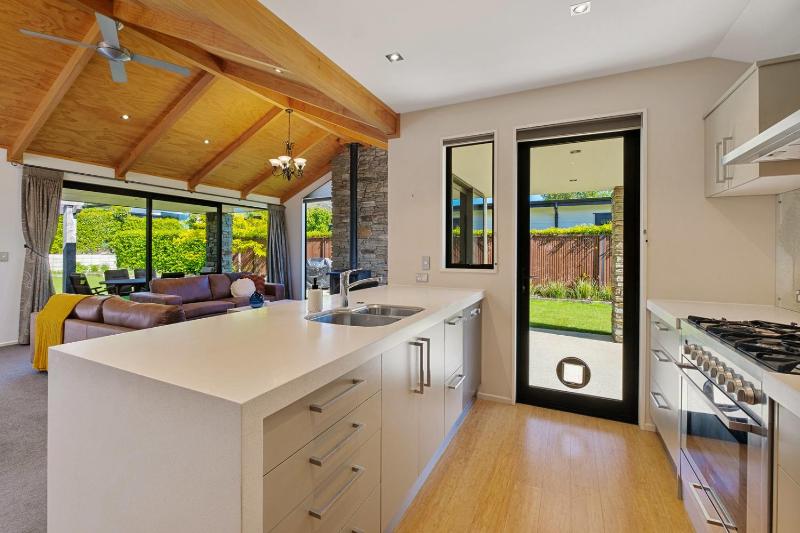 Roys Bay Lodge - Wanaka Holiday Home - image 3