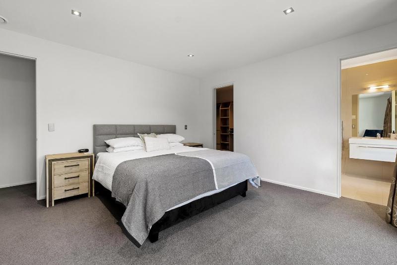 Roys Bay Lodge - Wanaka Holiday Home - image 16