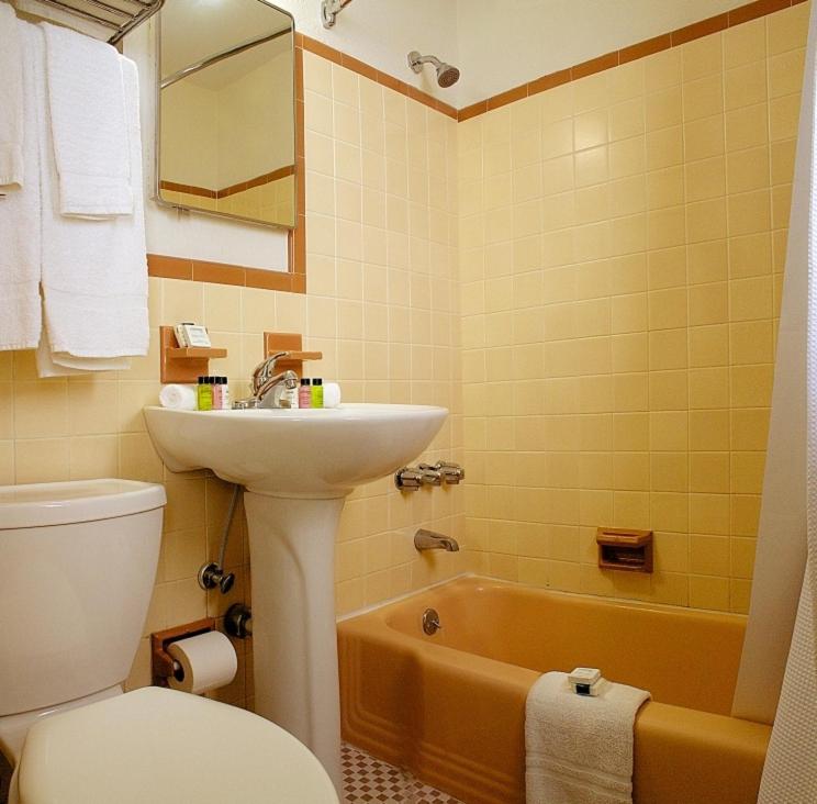 Petite Bungalow Room image 2