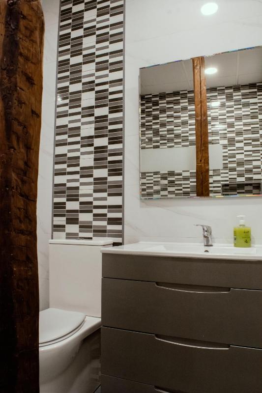 Double Room with Extra Bed and private bathroom image 2