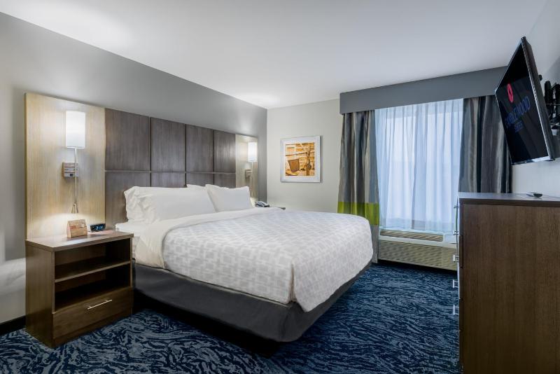 One-Bedroom King Suite with Sofa Bed image 2